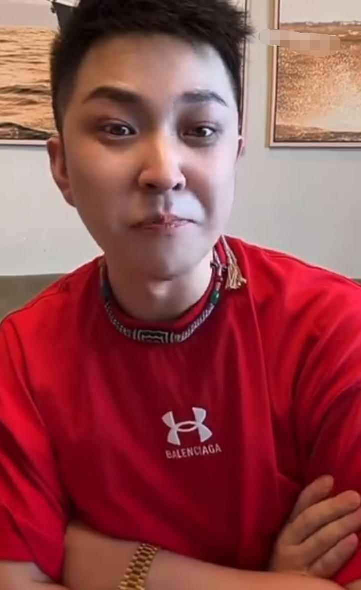 王小国怼黑粉,你能给女儿3万抚养费吗?老利翻脸说阿哲嘴欠,谁不要脸总被说!(图1) 王小国怼黑粉,你能给女儿3万抚养费吗?老利翻脸说阿哲嘴欠,谁不要脸总被说!(图1)