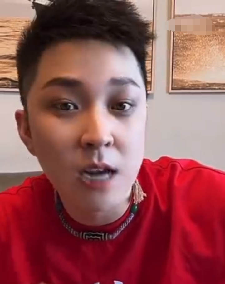 王小国怼黑粉,你能给女儿3万抚养费吗?老利翻脸说阿哲嘴欠,谁不要脸总被说!(图2) 王小国怼黑粉,你能给女儿3万抚养费吗?老利翻脸说阿哲嘴欠,谁不要脸总被说!(图2)