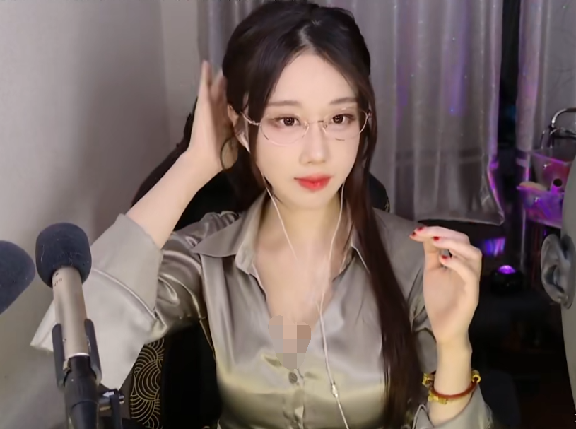 轩子晒照门上有“囍”字,回应是房东女儿婚房,粉丝却只关注身材(图1) 轩子晒照门上有“囍”字,回应是房东女儿婚房,粉丝却只关注身材(图1)