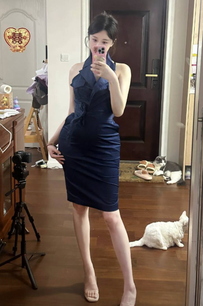 轩子晒照门上有“囍”字,回应是房东女儿婚房,粉丝却只关注身材(图3) 轩子晒照门上有“囍”字,回应是房东女儿婚房,粉丝却只关注身材(图3)