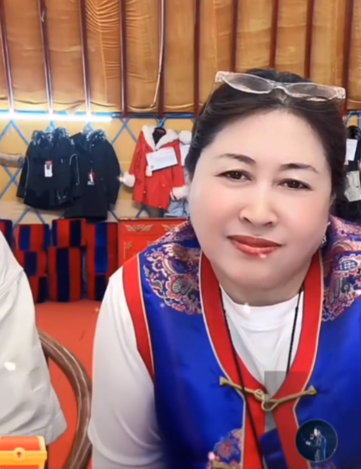 天赐回应安然：给旗下女主播造黄谣，辛巴希望父母低调，以后不跟女人合作！(图1)