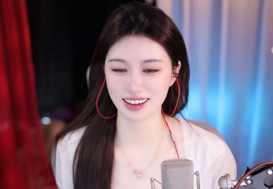女主播大方晒出泳装照，自曝曾花8万整形，为了讨好大哥特意变大(图1)