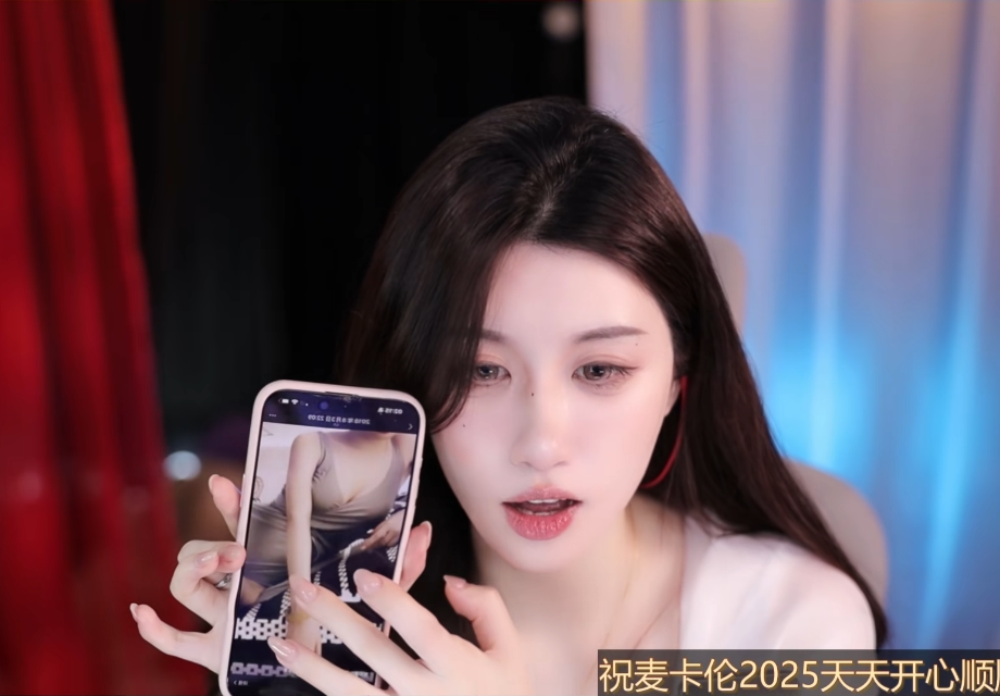 女主播大方晒出泳装照，自曝曾花8万整形，为了讨好大哥特意变大(图2)