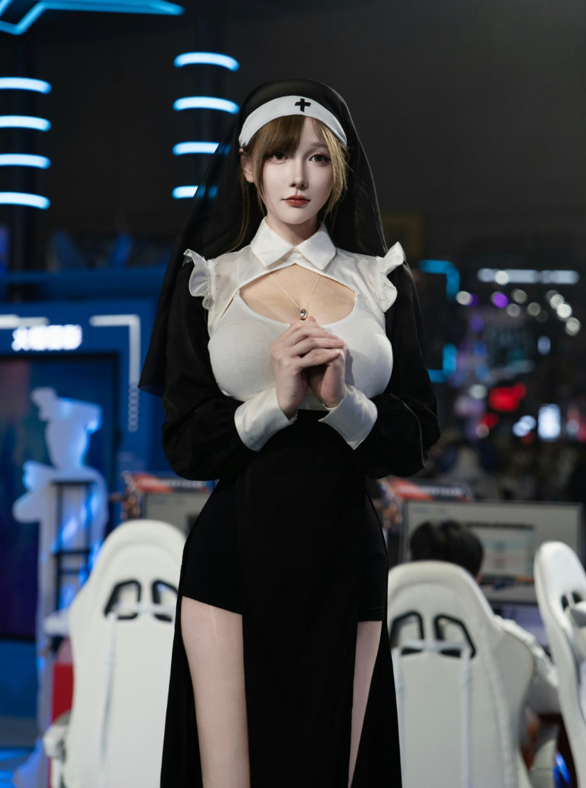 米娜参加BW漫展，修女造型成全场MVP，播放现场尺度视频险些扣分(图3)