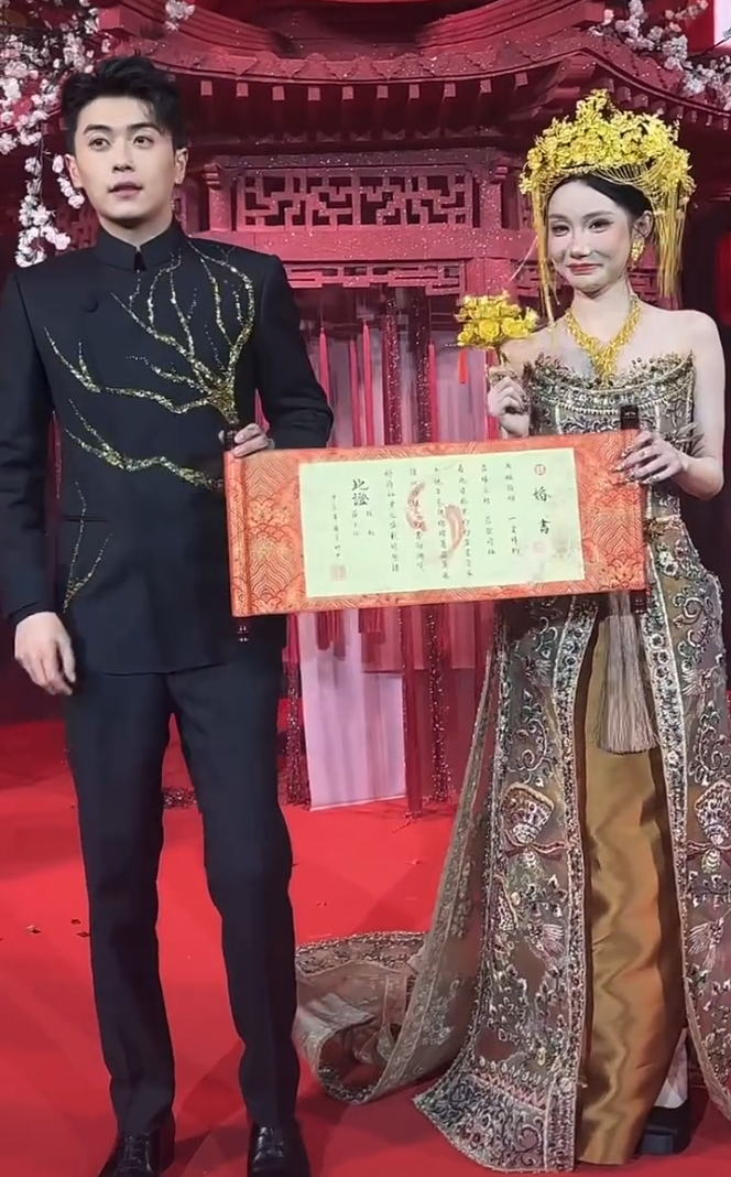 网红薛小婉任权订婚，凤冠价值50万！祁天道被封是因为不懂感恩(图1)