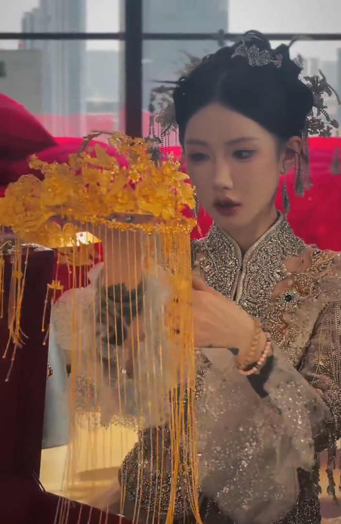 网红薛小婉任权订婚，凤冠价值50万！祁天道被封是因为不懂感恩(图3)