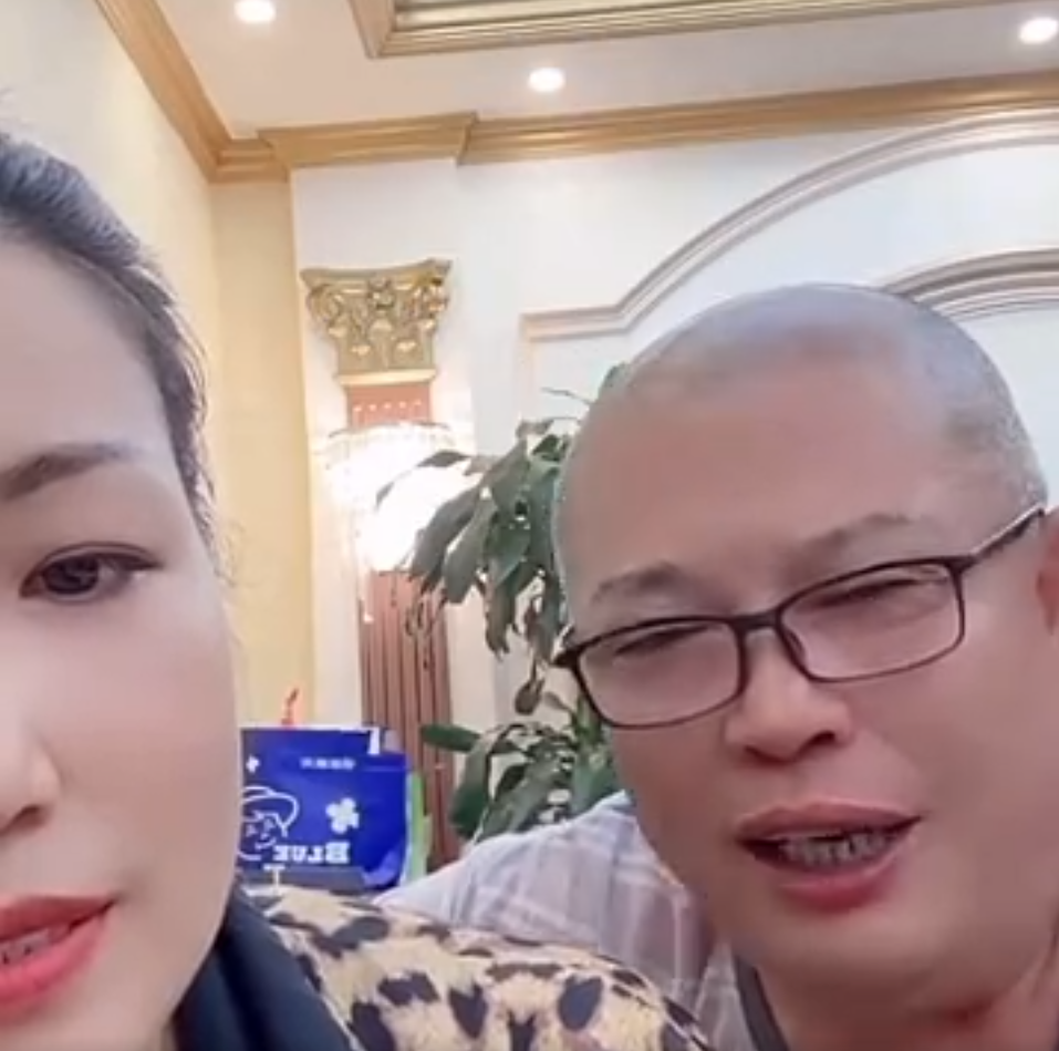 25岁身价上亿,四川可乐自称有文化有水平!驴爸吐槽互联网现实,人走茶凉(图4) 25岁身价上亿,四川可乐自称有文化有水平!驴爸吐槽互联网现实,人走茶凉(图4)