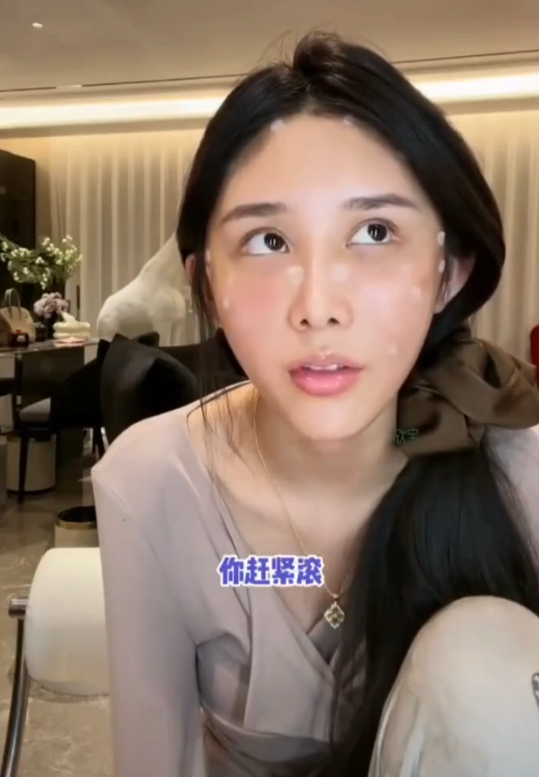 李嘉欣回应网友“知三当三”?网红主播白小白辟谣没上央视春晚!(图1) 李嘉欣回应网友“知三当三”?网红主播白小白辟谣没上央视春晚!(图1)