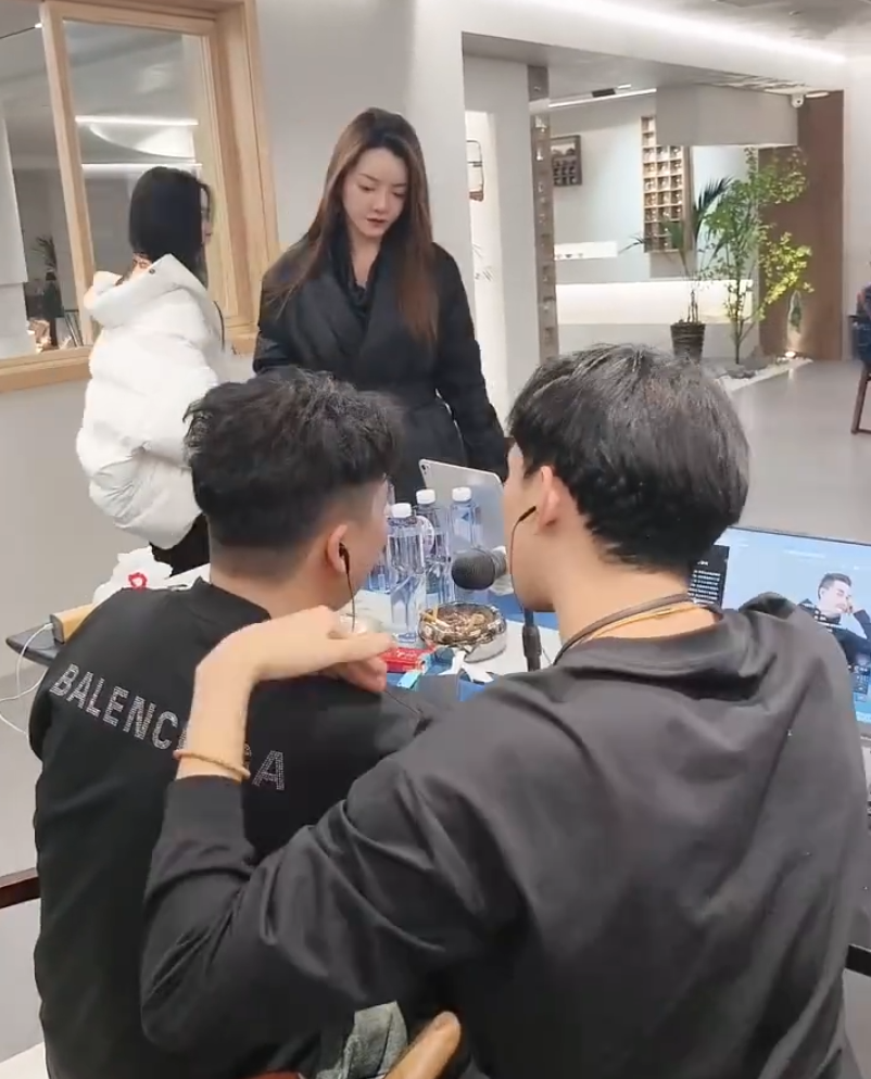 二驴祝福天佑崔阿扎,何时结婚?芮甜甜谈感恩YY,谈浪费3次巨款(图1) 二驴祝福天佑崔阿扎,何时结婚?芮甜甜谈感恩YY,谈浪费3次巨款(图1)
