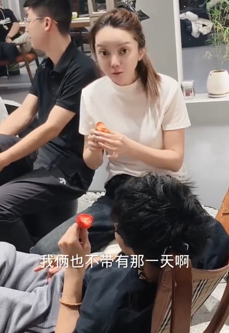 二驴祝福天佑崔阿扎,何时结婚?芮甜甜谈感恩YY,谈浪费3次巨款(图2) 二驴祝福天佑崔阿扎,何时结婚?芮甜甜谈感恩YY,谈浪费3次巨款(图2)