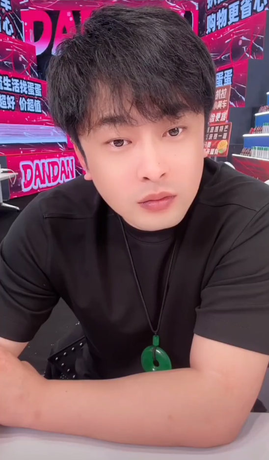 宇文泡拿孩子说事儿,辛巴回应不处了?连麦质问遭到否认!(图1) 宇文泡拿孩子说事儿,辛巴回应不处了?连麦质问遭到否认!(图1)