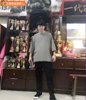 微凉不买车原因:考不上驾照!大佛晒昔日珍贵照片,曾经也帅过(图4) 微凉不买车原因:考不上驾照!大佛晒昔日珍贵照片,曾经也帅过(图4)