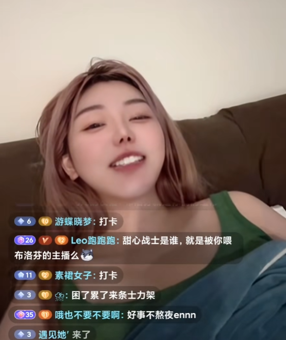 从网络女神到“阿姨”,刘飞儿已迈入30岁,坦言彩礼只要20万(图5) 从网络女神到“阿姨”,刘飞儿已迈入30岁,坦言彩礼只要20万(图5)