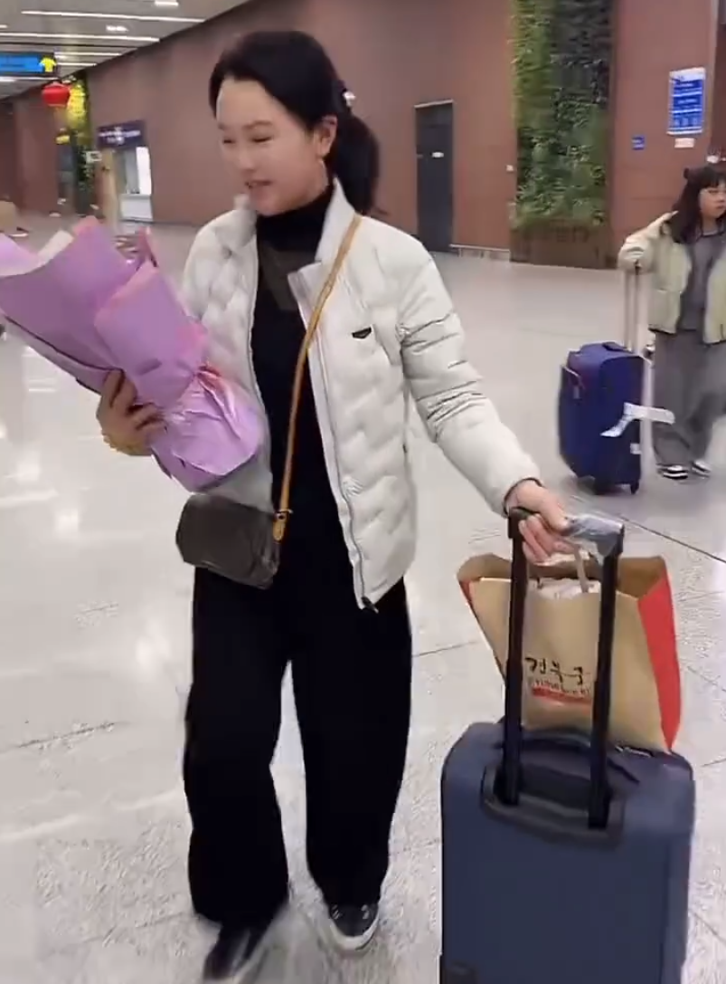 崔阿扎目前已认可,天佑“谈判”丈母娘!大佛见芮甜甜,媳妇要离婚?(图2) 崔阿扎目前已认可,天佑“谈判”丈母娘!大佛见芮甜甜,媳妇要离婚?(图2)