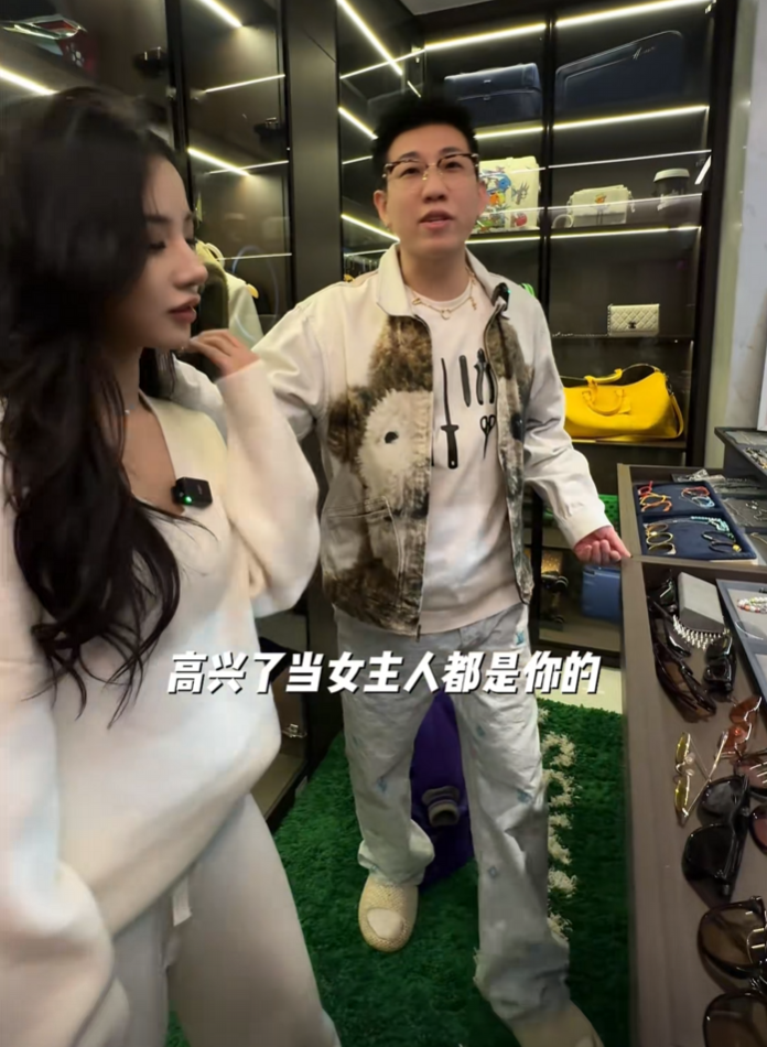 老白不喝酒与闪了又闪再合体!劳斯莱斯高调,网友:这是要官宣?(图2) 老白不喝酒与闪了又闪再合体!劳斯莱斯高调,网友:这是要官宣?(图2)