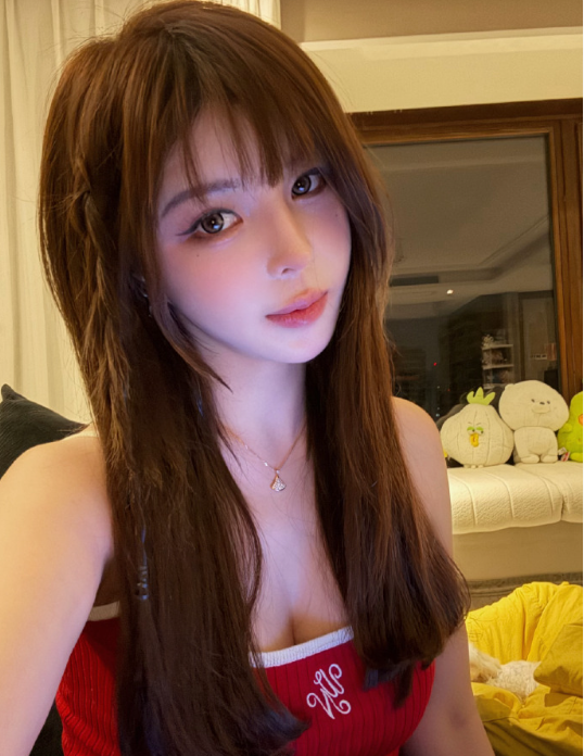 何婧婧直播惊现“意外”走光?剪个刘海年轻十岁?斗鱼苏恩新造型(图3) 何婧婧直播惊现“意外”走光?剪个刘海年轻十岁?斗鱼苏恩新造型(图3)