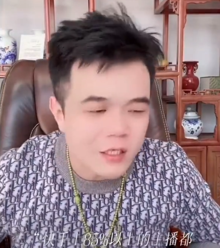 天佑提前放出结婚消息另有隐情?小根:他触碰了底线,复出无望(图1) 天佑提前放出结婚消息另有隐情?小根:他触碰了底线,复出无望(图1)