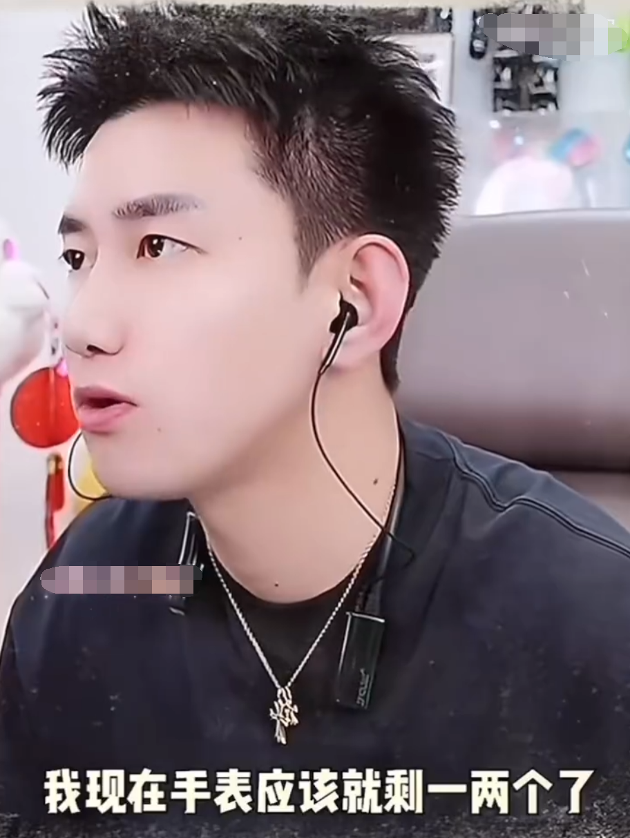 铁岭小辉不该得罪仙家和蓝裤衩家?阿哲为赔YY违约金卖掉手表?(图3) 铁岭小辉不该得罪仙家和蓝裤衩家?阿哲为赔YY违约金卖掉手表?(图3)