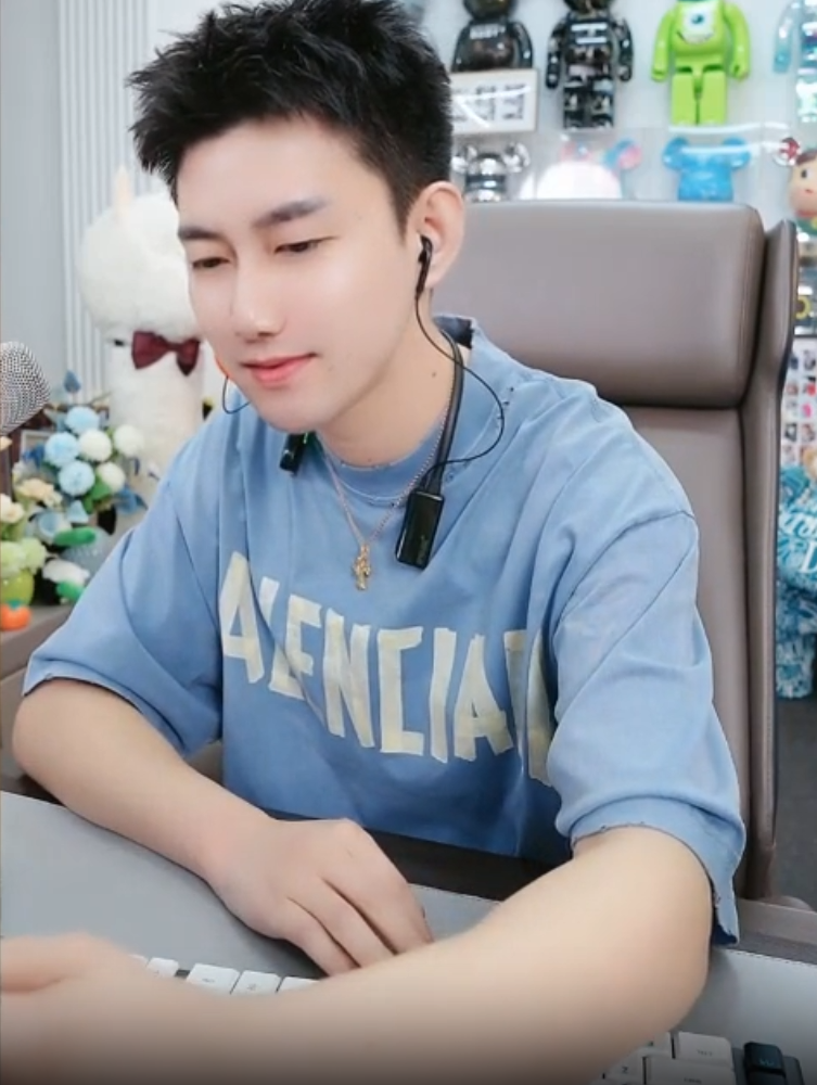 铁岭小辉不该得罪仙家和蓝裤衩家?阿哲为赔YY违约金卖掉手表?(图4) 铁岭小辉不该得罪仙家和蓝裤衩家?阿哲为赔YY违约金卖掉手表?(图4)