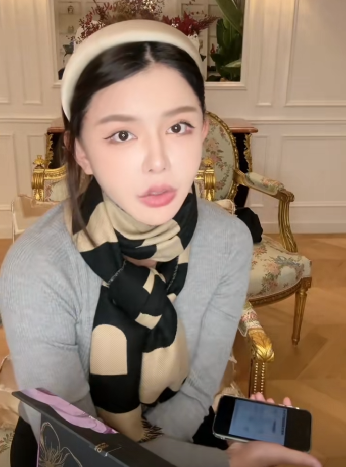 韩安冉N次整容后晒无美颜照，网友调侃：这不是“申公豹”吗？(图5)
