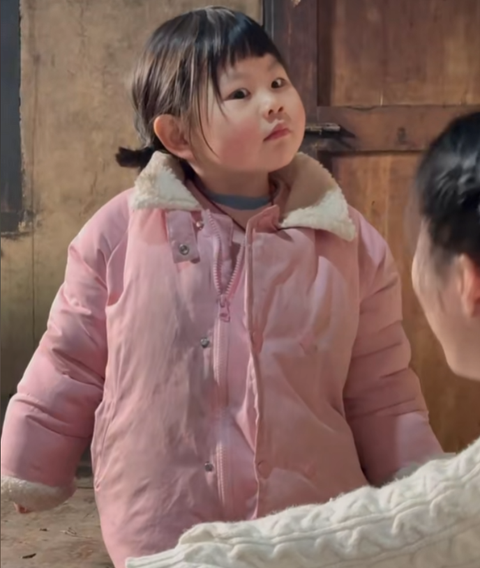 小网红“瑶一瑶小肉包”摔倒,视频陷摆拍争议,童真被流量吞噬?(图1) 小网红“瑶一瑶小肉包”摔倒,视频陷摆拍争议,童真被流量吞噬?(图1)