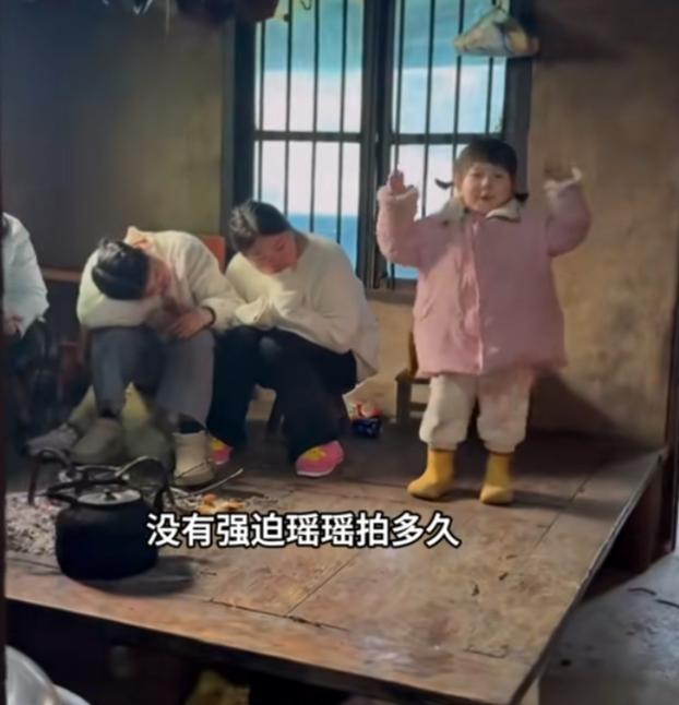 小网红“瑶一瑶小肉包”摔倒,视频陷摆拍争议,童真被流量吞噬?(图3) 小网红“瑶一瑶小肉包”摔倒,视频陷摆拍争议,童真被流量吞噬?(图3)