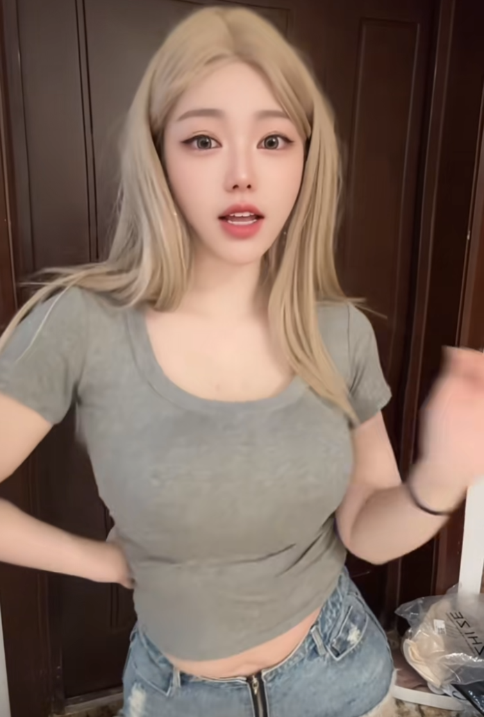 汉堡女王减肥成功,刘飞儿“妈感”装扮直播,太成熟遭网友举报(图2) 汉堡女王减肥成功,刘飞儿“妈感”装扮直播,太成熟遭网友举报(图2)