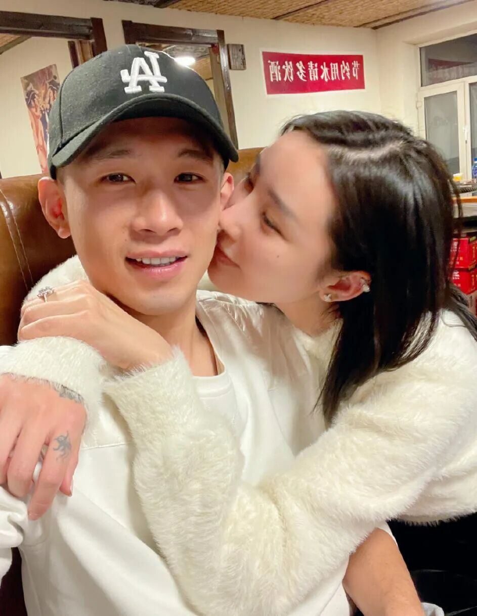 天佑前妻陈静莹直播控诉，分手后一直遭网暴：女性为何总背锅(图1)