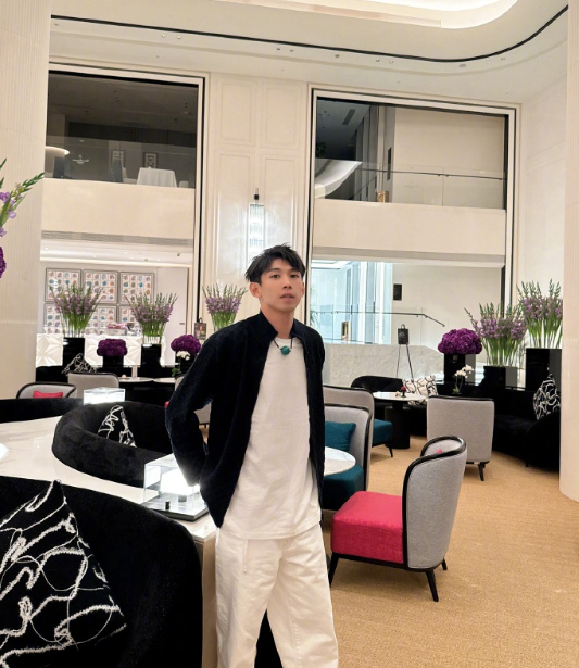 林木视频事件后,现在给牌牌琦当司机!天佑拒绝透露二驴回归一事(图5) 林木视频事件后,现在给牌牌琦当司机!天佑拒绝透露二驴回归一事(图5)