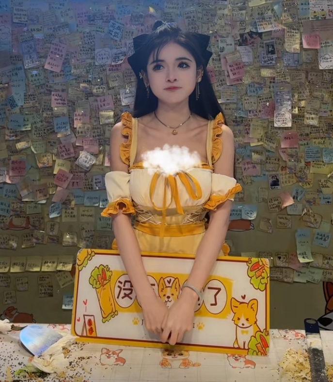狗头萝莉重返Cos圈?“奶牛泳装”现身漫展,重新拍片变现赚钱(图2) 狗头萝莉重返Cos圈?“奶牛泳装”现身漫展,重新拍片变现赚钱(图2)