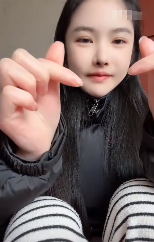 我的账号价值1亿,顾茜茜自曝封号降温?次惑小仙女自曝抑郁症!直言“吃药吃傻了”(图4) 我的账号价值1亿,顾茜茜自曝封号降温?次惑小仙女自曝抑郁症!直言“吃药吃傻了”(图4)