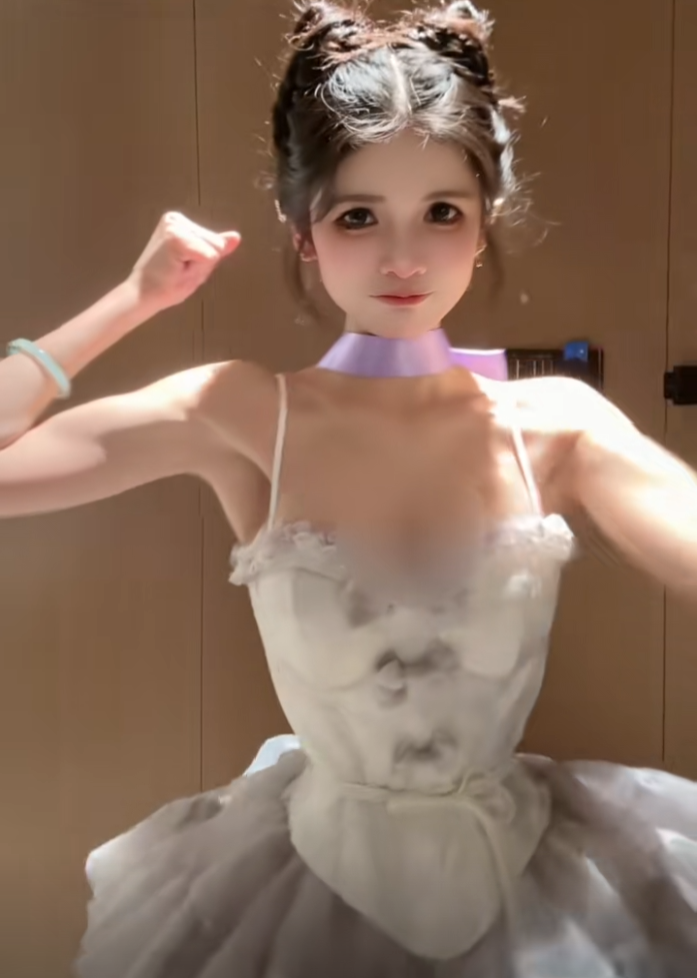 狗头萝莉开始拍片了,从“擦边”网红到短剧女主,这是好起来了(图2) 狗头萝莉开始拍片了,从“擦边”网红到短剧女主,这是好起来了(图2)
