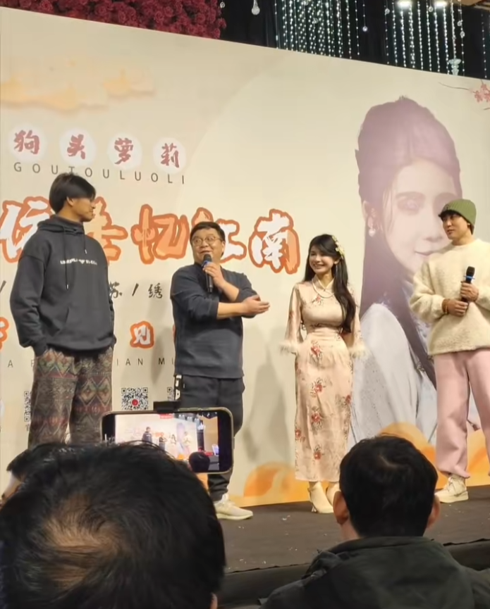 狗头萝莉开始拍片了,从“擦边”网红到短剧女主,这是好起来了(图5) 狗头萝莉开始拍片了,从“擦边”网红到短剧女主,这是好起来了(图5)