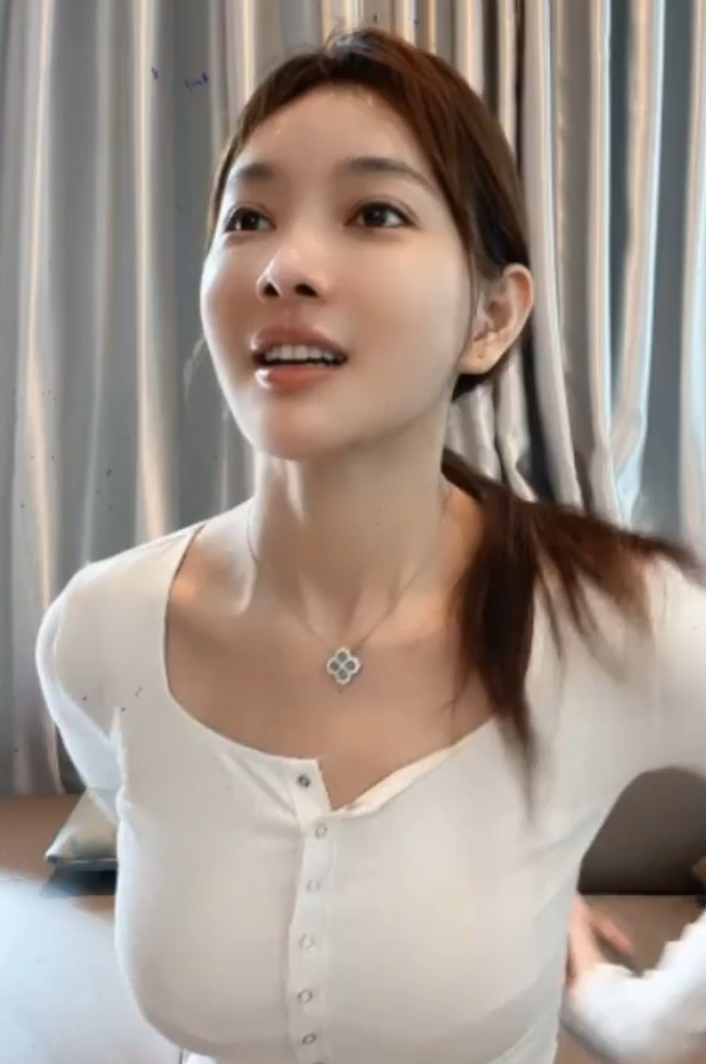 芮甜甜领证晒钻戒,老公拒绝出镜?小洲晒后台,7月份就赚2万4(图1) 芮甜甜领证晒钻戒,老公拒绝出镜?小洲晒后台,7月份就赚2万4(图1)