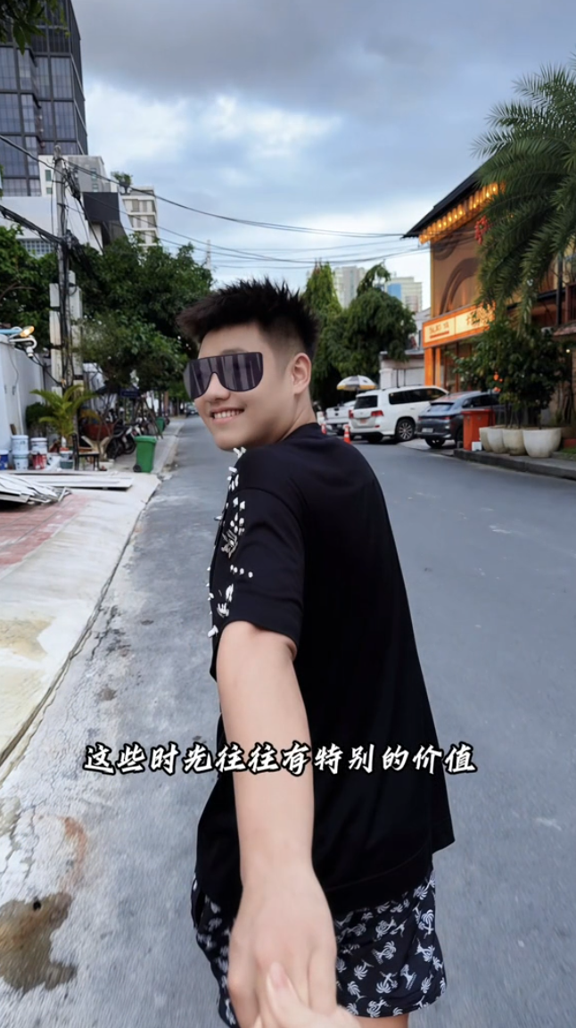 芮甜甜领证晒钻戒,老公拒绝出镜?小洲晒后台,7月份就赚2万4(图3) 芮甜甜领证晒钻戒,老公拒绝出镜?小洲晒后台,7月份就赚2万4(图3)