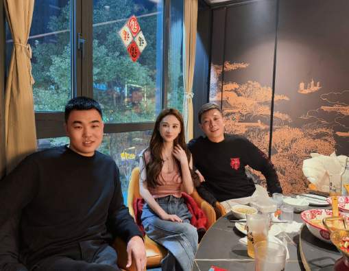 刘二狗前妻喊话粉丝:我要再结婚了!沈曼自曝整容经历:鼻子是假的(图3) 刘二狗前妻喊话粉丝:我要再结婚了!沈曼自曝整容经历:鼻子是假的(图3)