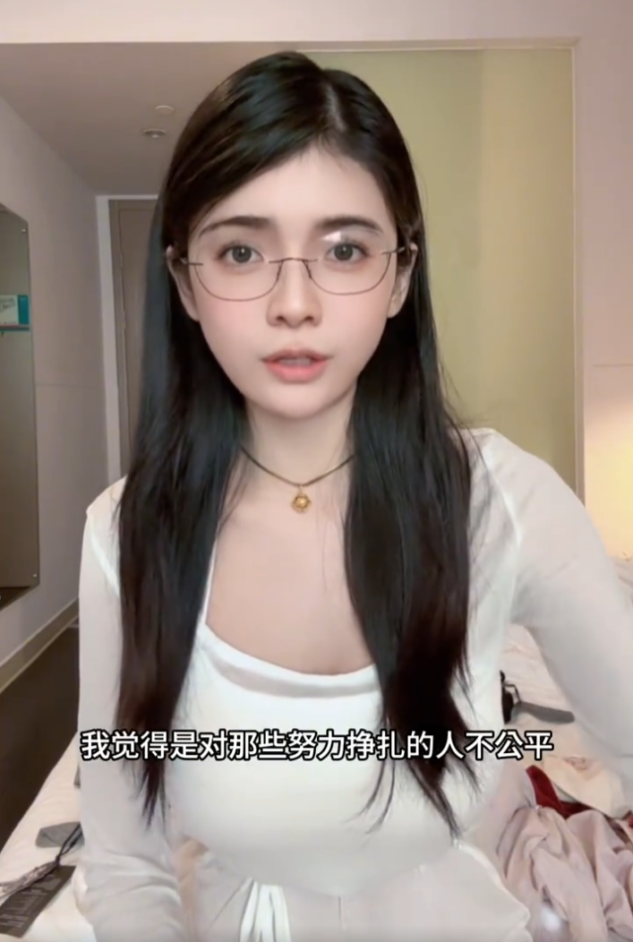 网红挣钱容易不公平?狗头萝莉首次变现,觉得太“烫手”做慈善(图3) 网红挣钱容易不公平?狗头萝莉首次变现,觉得太“烫手”做慈善(图3)
