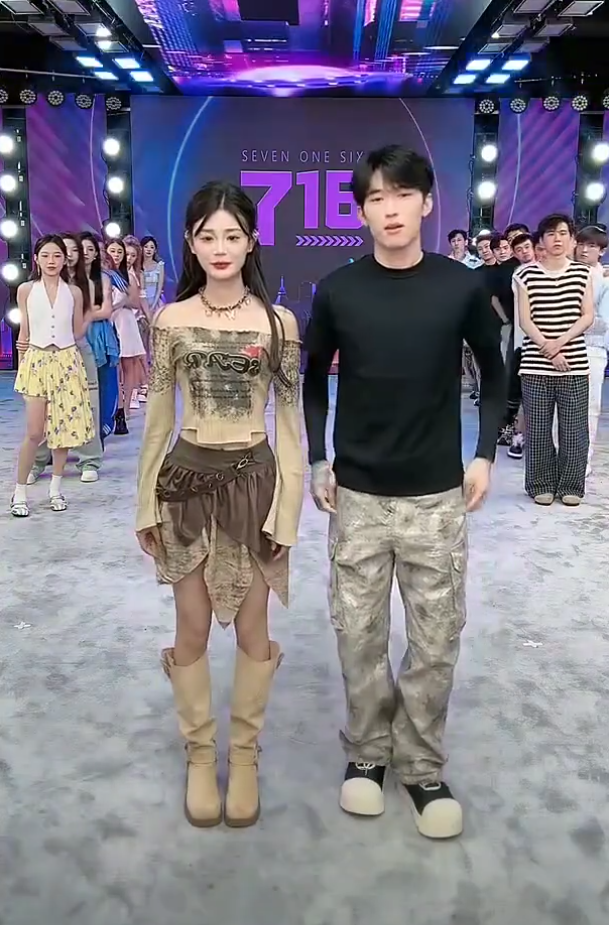 沈曼被“鬼马”骂哭,压力无处释放,牌牌琦给依玥和柏里挑依粉丝道歉(图5) 沈曼被“鬼马”骂哭,压力无处释放,牌牌琦给依玥和柏里挑依粉丝道歉(图5)