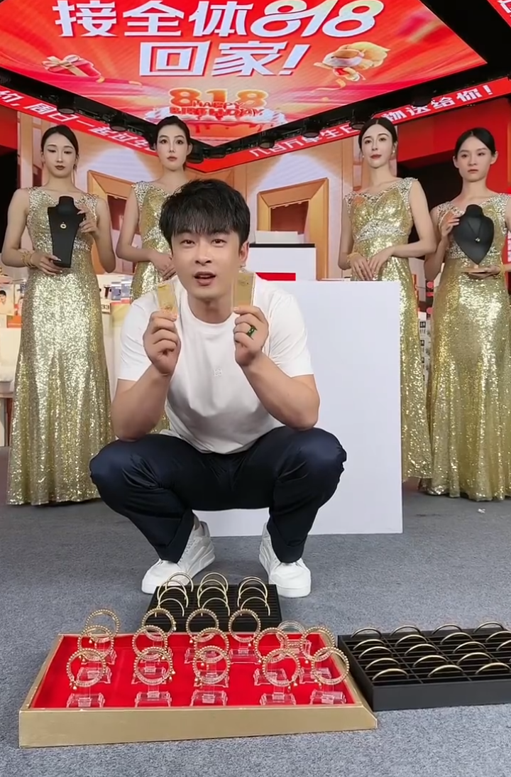 辛巴扬言补贴10个亿金条!安若溪回应寻短见小白脸,咱俩没领证没公开(图5) 辛巴扬言补贴10个亿金条!安若溪回应寻短见小白脸,咱俩没领证没公开(图5)