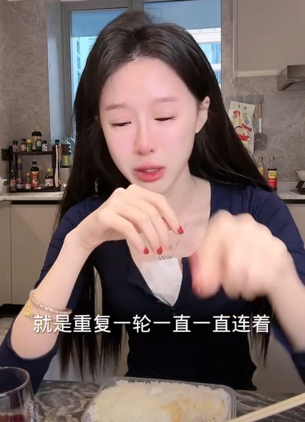 助理离职了,女网红直播痛哭!女网红小思雨官宣新恋情?(图1) 助理离职了,女网红直播痛哭!女网红小思雨官宣新恋情?(图1)