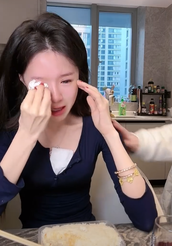 助理离职了,女网红直播痛哭!女网红小思雨官宣新恋情?(图2) 助理离职了,女网红直播痛哭!女网红小思雨官宣新恋情?(图2)