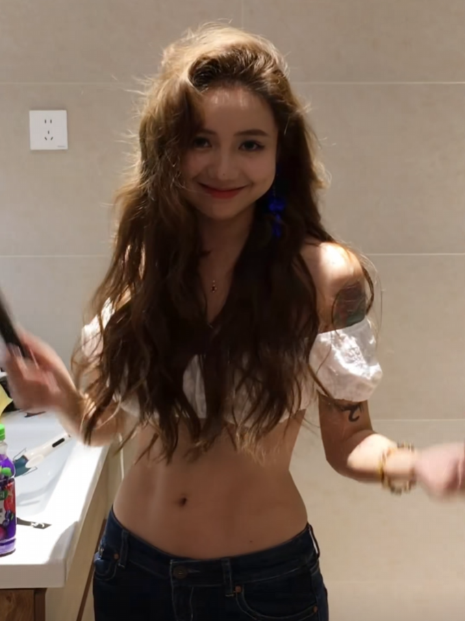 “洛丽塔大哥”直播喊话:谁帮我生孩子,车房分一半!(图5) “洛丽塔大哥”直播喊话:谁帮我生孩子,车房分一半!(图5)