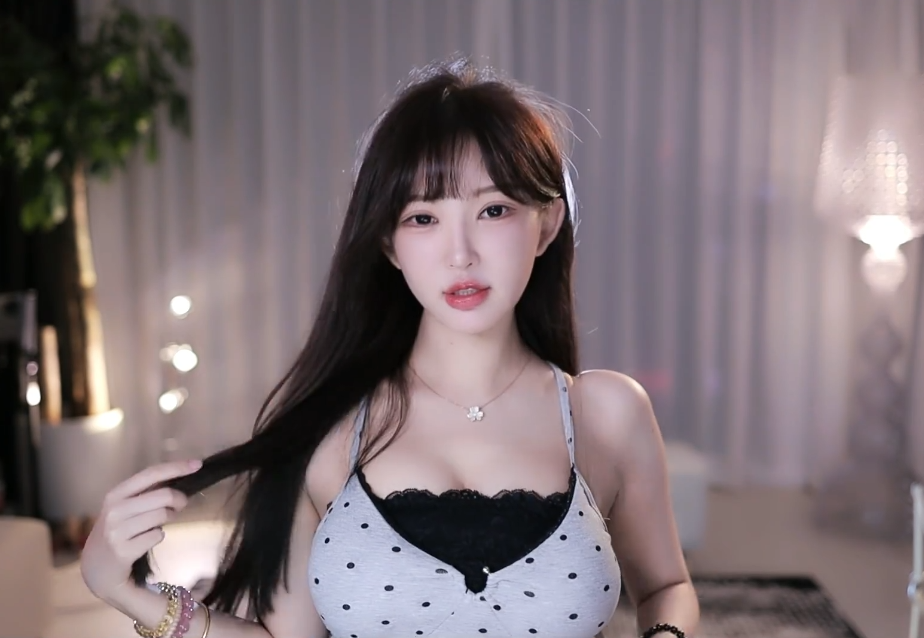 南妹儿满分12分复播,无视警告热舞放送,惨遭超管扣分“踢”下播(图2) 南妹儿满分12分复播,无视警告热舞放送,惨遭超管扣分“踢”下播(图2)