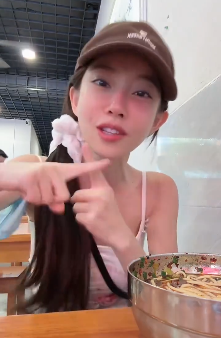 粉丝造黄谣带节奏,冯提莫:我跟阿哲是朋友,小心律师函警告你(图6) 粉丝造黄谣带节奏,冯提莫:我跟阿哲是朋友,小心律师函警告你(图6)