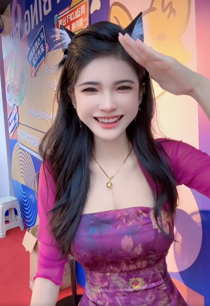 狗头萝莉卖掉三套房?房地产公司送锦旗证书,其商业价值得到认可(图2) 狗头萝莉卖掉三套房?房地产公司送锦旗证书,其商业价值得到认可(图2)