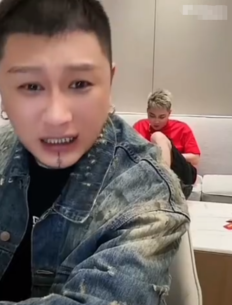 韩安冉拒绝生三胎,要上节育环!丈门内讧结束,方丈疯狂扎心李舒克!(图6) 韩安冉拒绝生三胎,要上节育环!丈门内讧结束,方丈疯狂扎心李舒克!(图6)