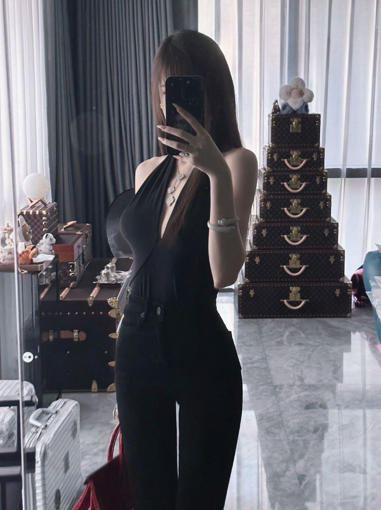 不愧是顶级Coser,腐团儿晒中秋美照,粉丝:这腿比为夫命还长(图7) 不愧是顶级Coser,腐团儿晒中秋美照,粉丝:这腿比为夫命还长(图7)
