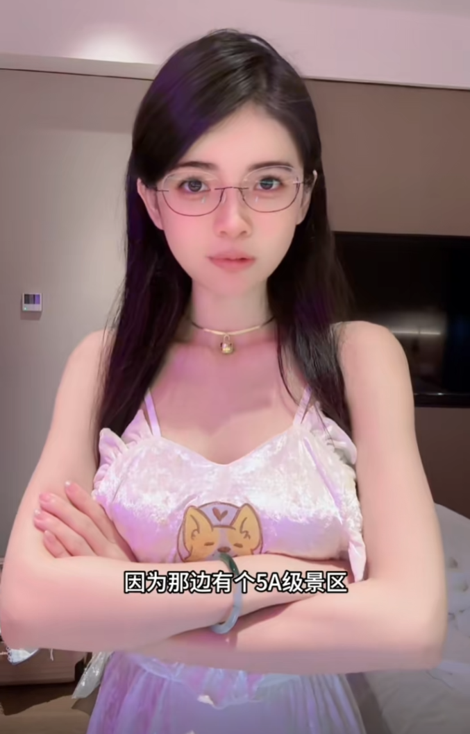 狗头萝莉不卖煎饼了?刚做完置业顾问卖房,又跑到5A温泉当导游(图5) 狗头萝莉不卖煎饼了?刚做完置业顾问卖房,又跑到5A温泉当导游(图5)