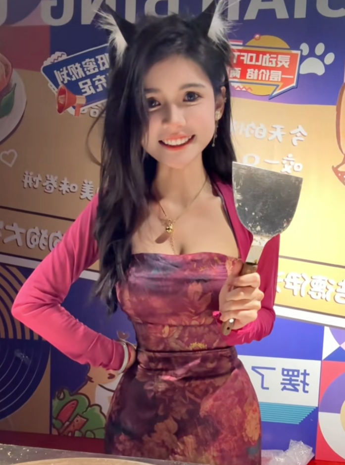 狗头萝莉不卖煎饼了?刚做完置业顾问卖房,又跑到5A温泉当导游(图6) 狗头萝莉不卖煎饼了?刚做完置业顾问卖房,又跑到5A温泉当导游(图6)