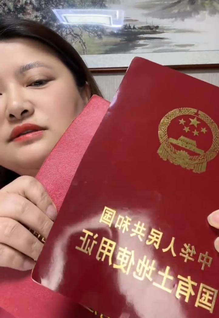 韩安冉妈妈晒出房产证,呼吁停止造谣!杜凤回应姐姐谭淼淼节奏(图3) 韩安冉妈妈晒出房产证,呼吁停止造谣!杜凤回应姐姐谭淼淼节奏(图3)